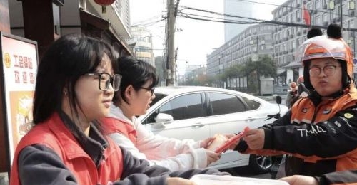 Ԫ��ů���¡� ����ͬ��  �����ؿ�չ�¾�ҵ