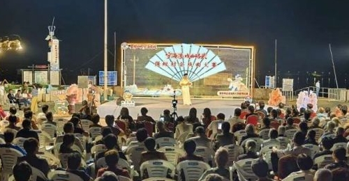 �Ļ�����Աפ�������£�����ͷ��������һ̨̨��Ϸ