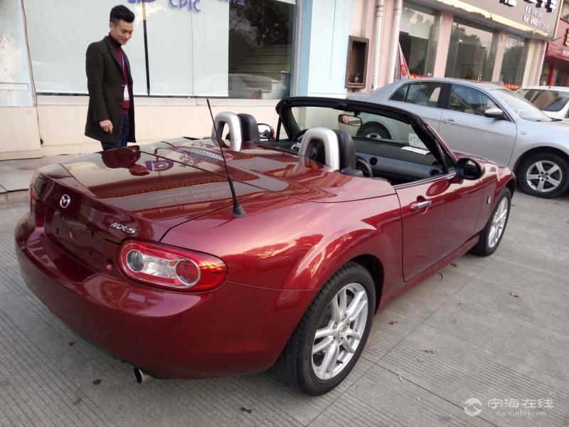 马自达mx-5敞篷跑车 红色