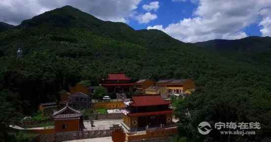 诵经声来自财神山上的一座寺庙,叫如意禅寺.