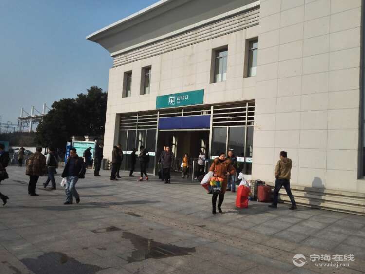 宁海火车站出站口候车室售票处到停车场那么长的路全部落天下,夏日下