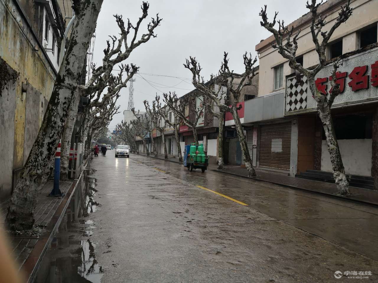 宁海县街曾经最热闹的中大街今日行人几近绝迹,街头在