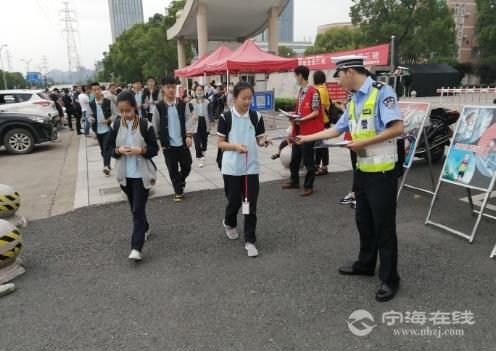 宁海县公安局交警大队城区中队和交通安全志愿者一起在桃源中学开展
