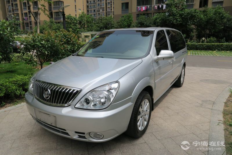 别克gl8陆尊 2.4 银色