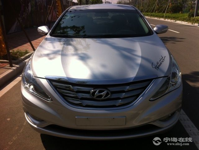 现代索纳塔八20at银白色