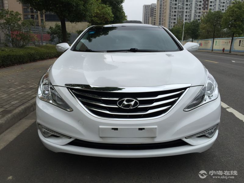 现代索纳塔八白色