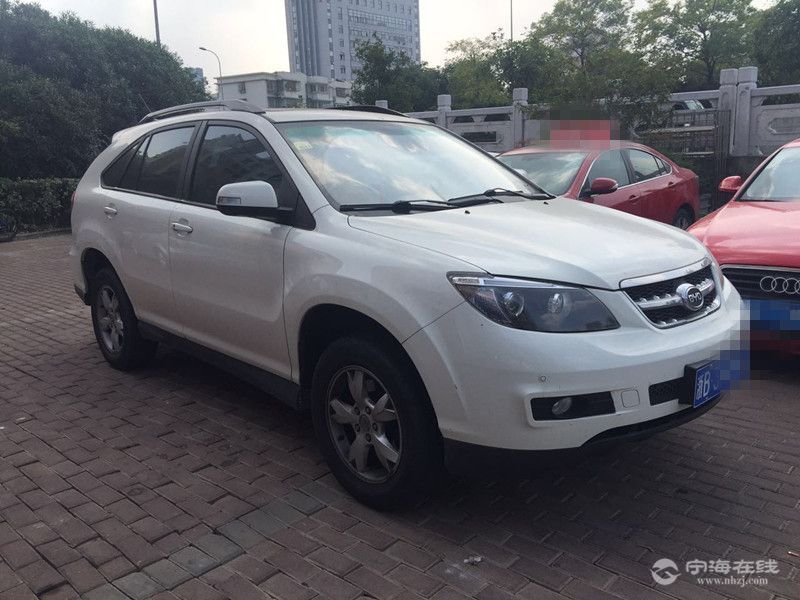 比亚迪s6最高配 白色