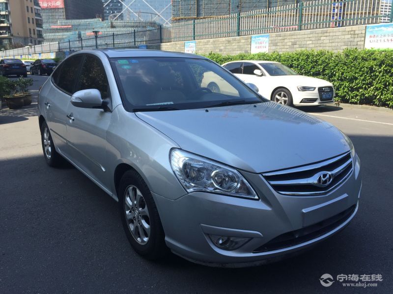 现代伊兰特悦动1.6at 银色