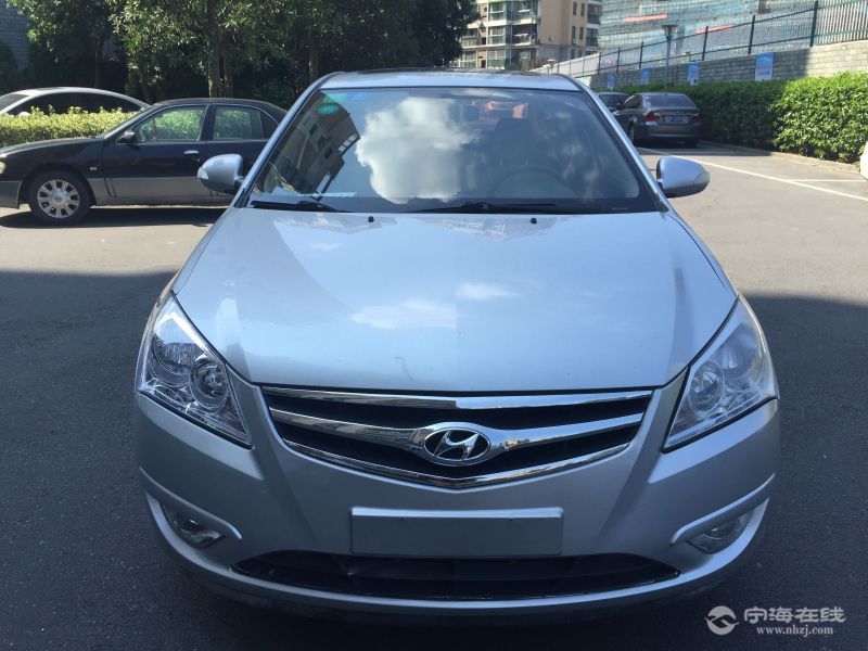 现代伊兰特悦动1.6at 银色