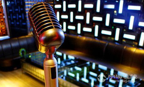 女孩ktv聚会一首歌未唱被话筒电晕