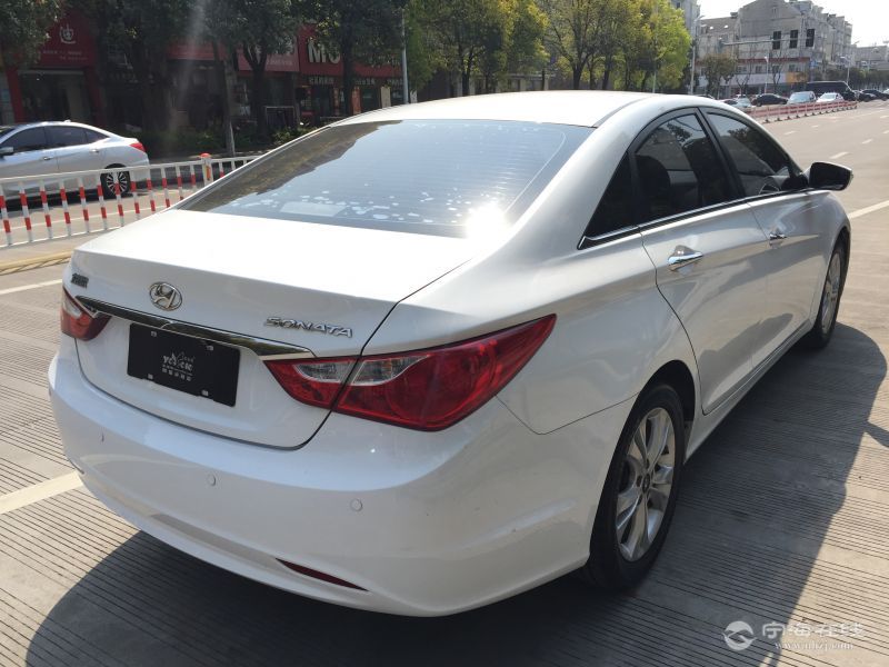 转让现代索纳塔八2.0at 白色