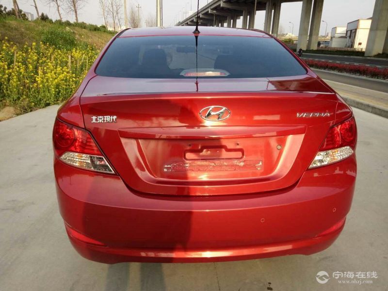 现代瑞纳at 红色