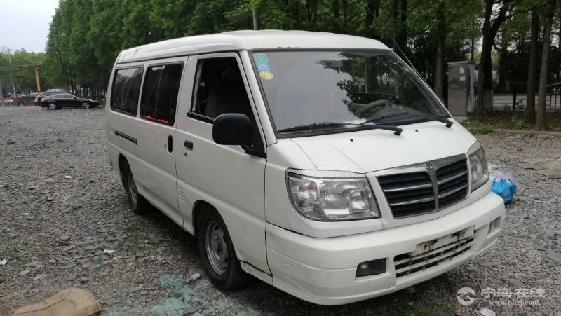 东南得利卡金杯海狮20小型7座白色