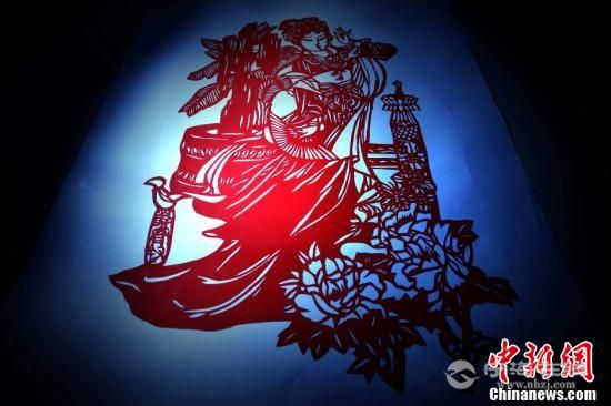 剪纸作品金陵十二钗之"宝钗扑蝶". 裴蕾 摄