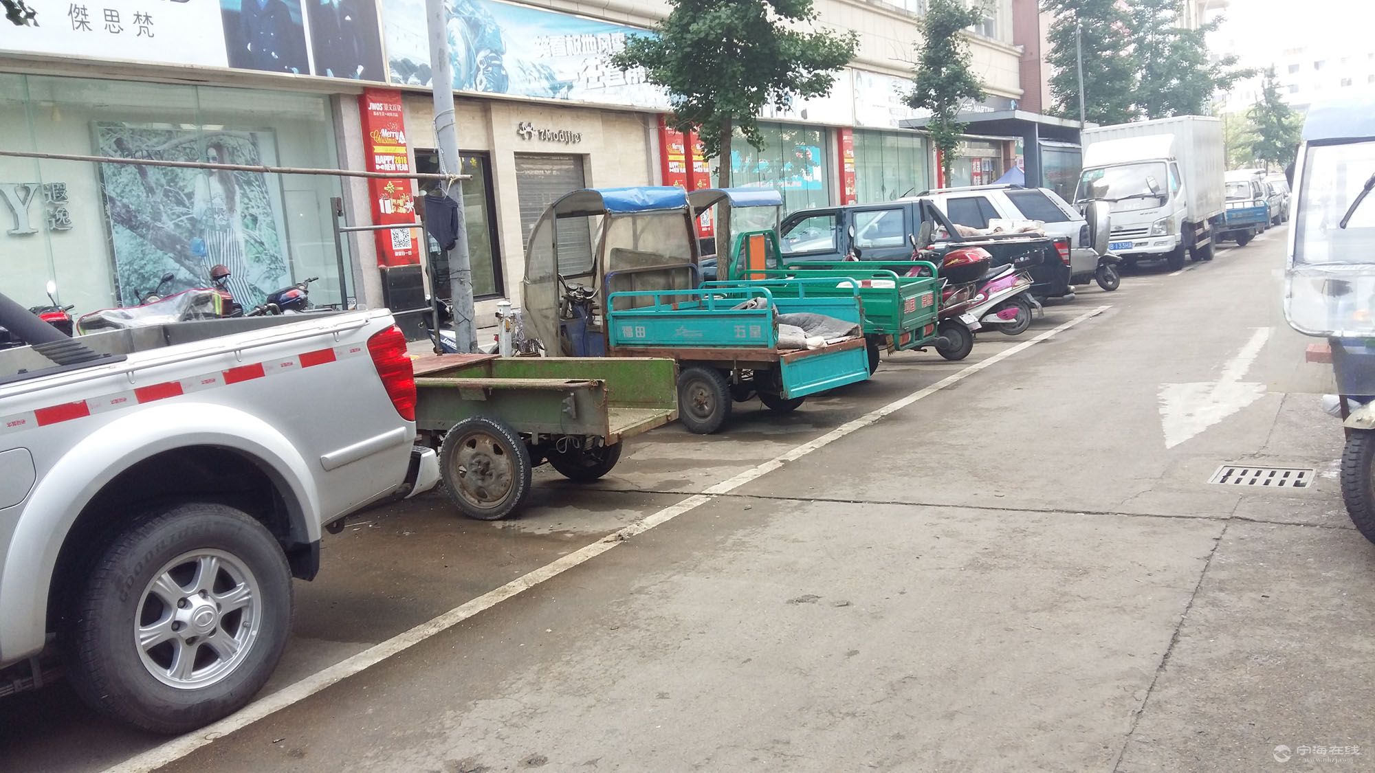 跃龙菜场还是停满了三轮车,因为他们的工作时间复合早7晚7的时间