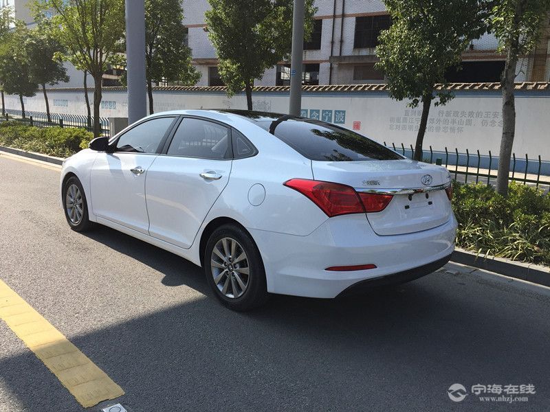 现代名图18全景天窗白色