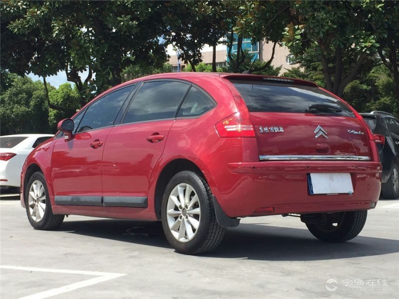 雪铁龙世嘉红色 10款 两厢 1.