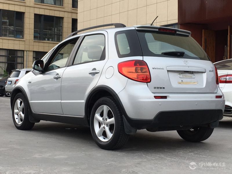 铃木天语sx410款 两厢 1.6l 自动冠军限量版 银色