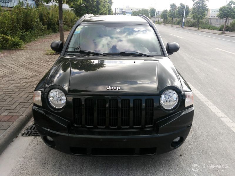 吉普指南者2.4四驱一手车 自然绿