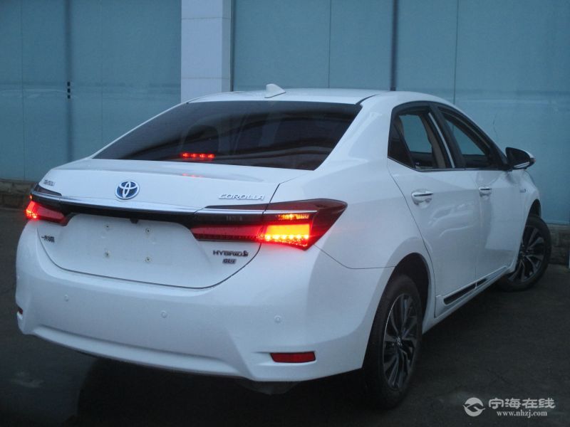 丰田卡罗拉 双擎 gl-i 白色