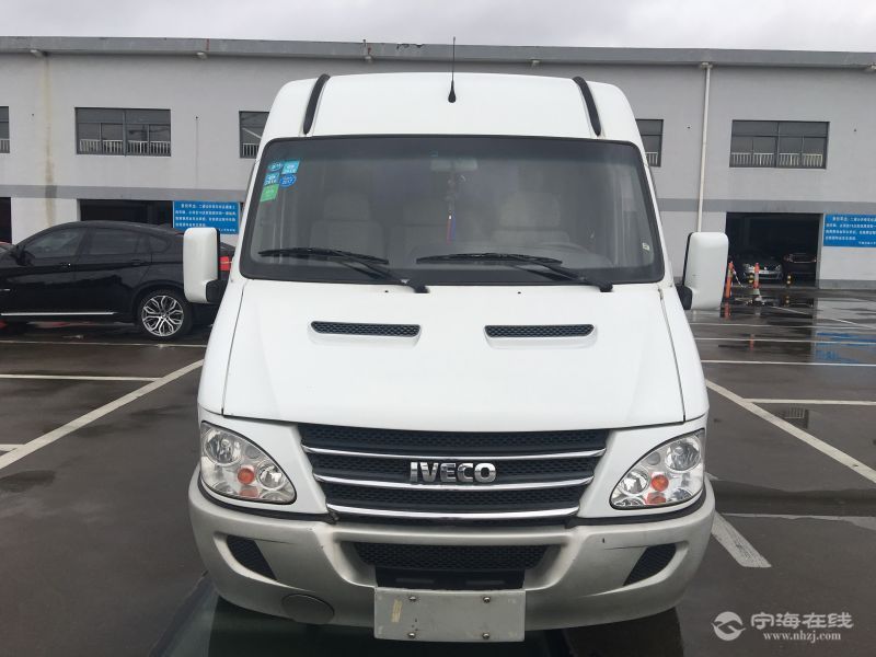 依维柯宝迪小型9座 白 支持零首付当天可提车