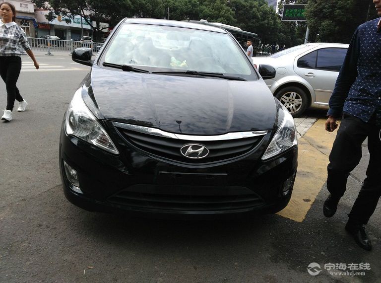 现代瑞纳1.4 黑色