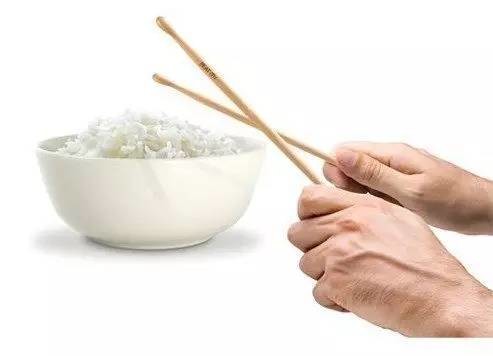 不许拿筷子,勺子敲碗