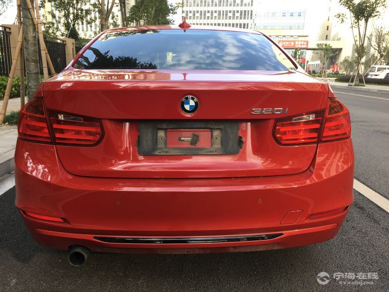 宝马320i进口 红色 售价:22万元 上牌日期:2012年10月 车辆车型:轿车