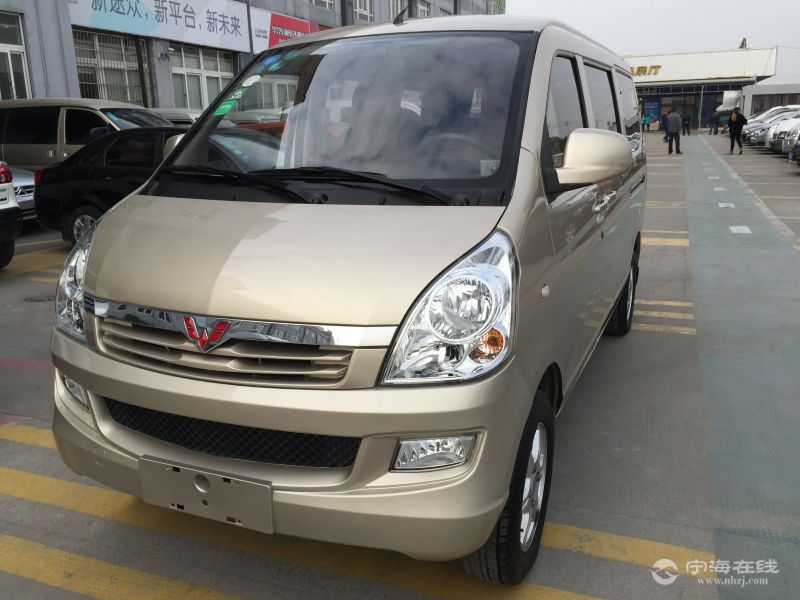 五菱荣光s1.5 香槟色