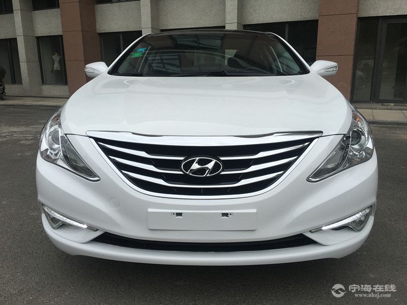 现代索纳塔八 白色