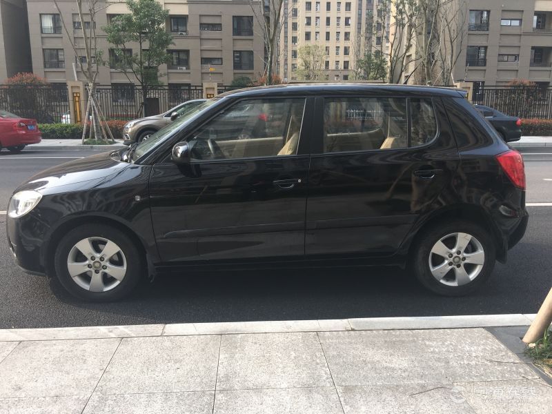 斯柯达晶锐14黑色￥36万可零首付可签订无事故无泡水火烧合同