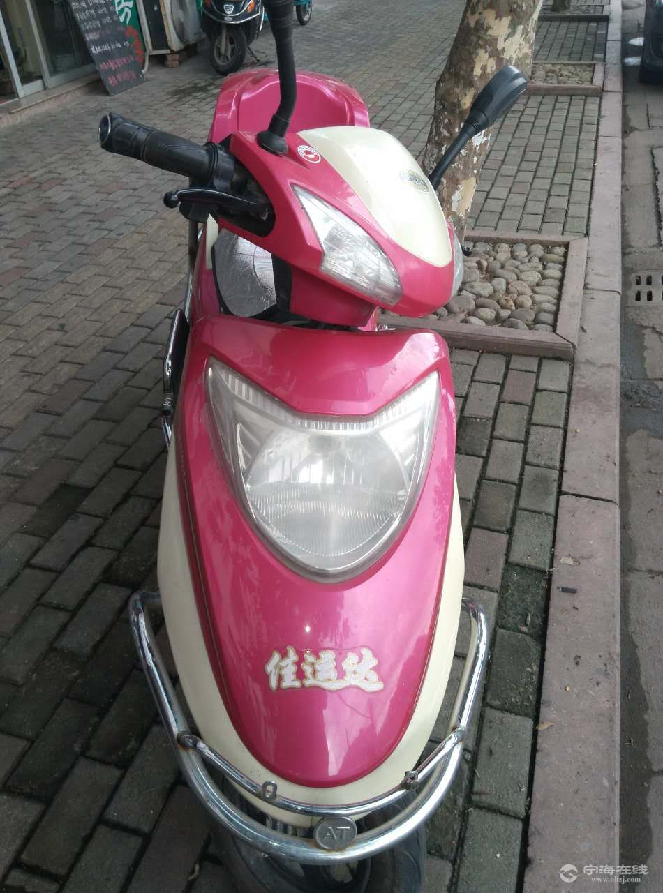 出电动车一辆粉红色