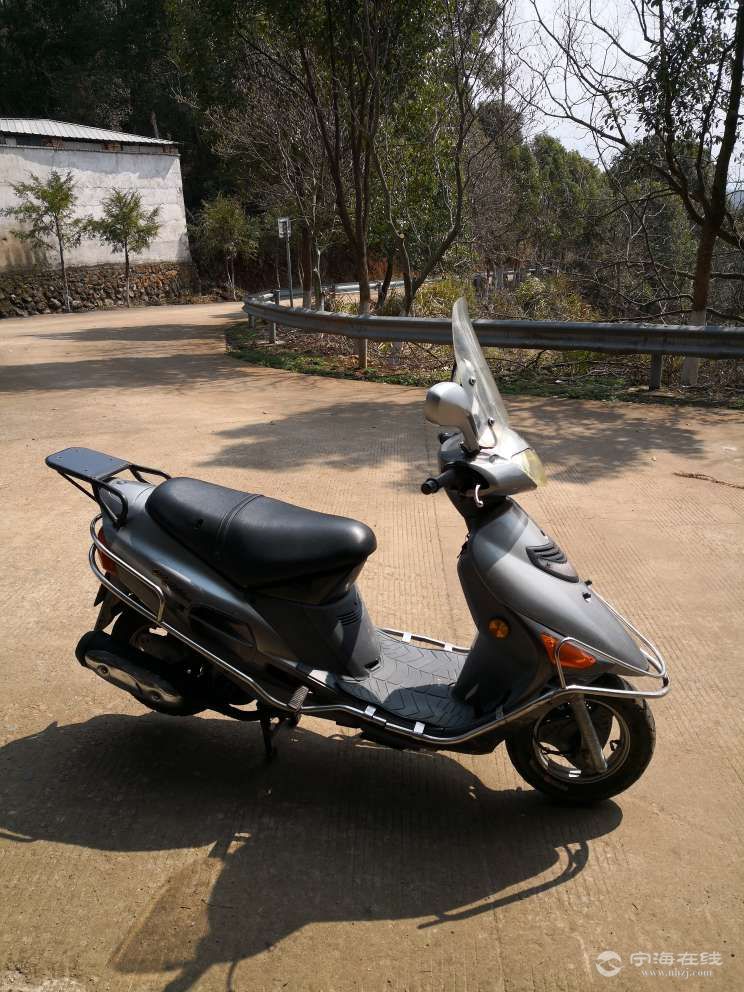 豪爵铃木超人150踏板车