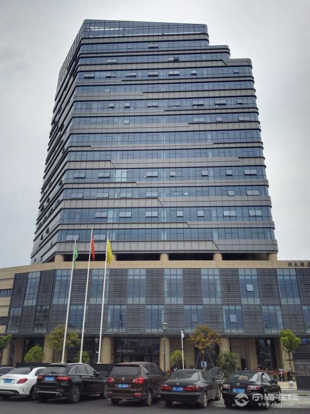 宁海县金桥广场开业,有人竟然运来大量垃圾把道路给堵住,模具城只顾