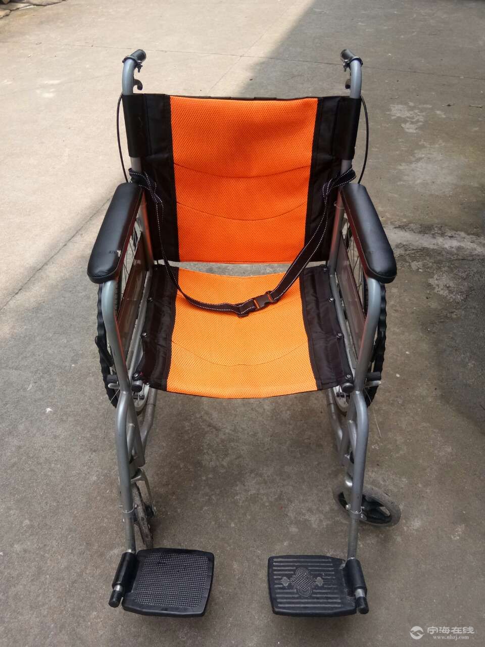 出售一对拐杖和折扣轮椅