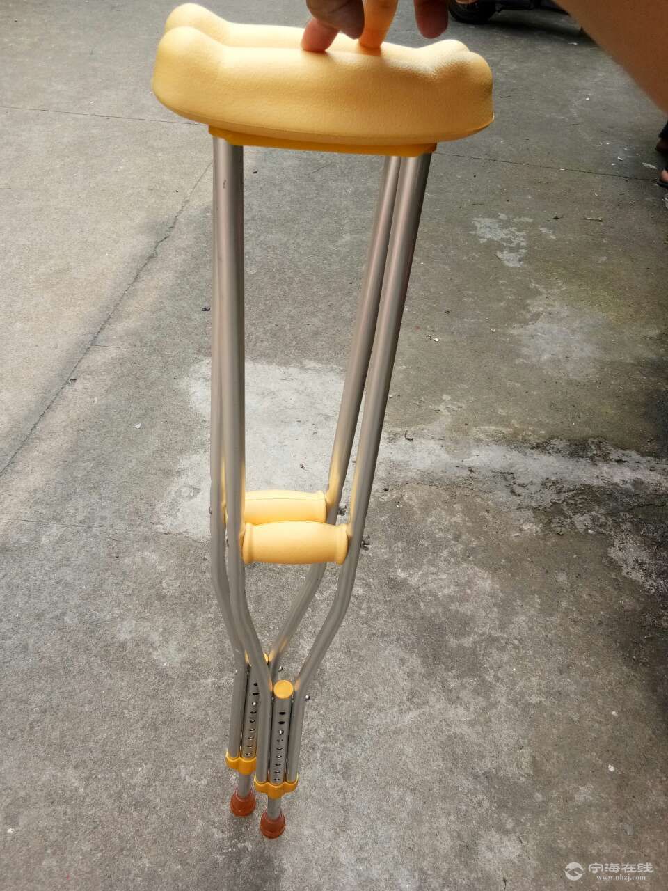 出售一对拐杖和折扣轮椅