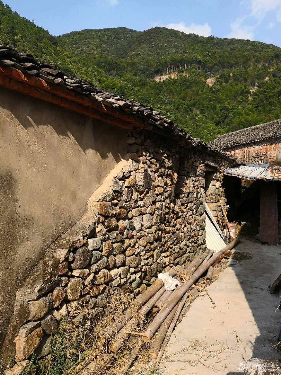 宁海最破烂村庄涨坑村之破烂令人震惊,政府卡住使村民住在烂屋里,看了