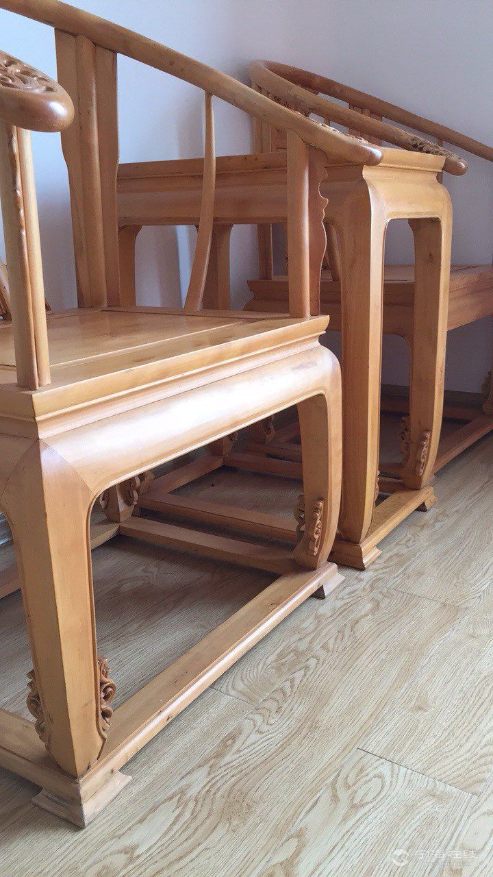 黄杨木的皇宫圈椅抵债来的