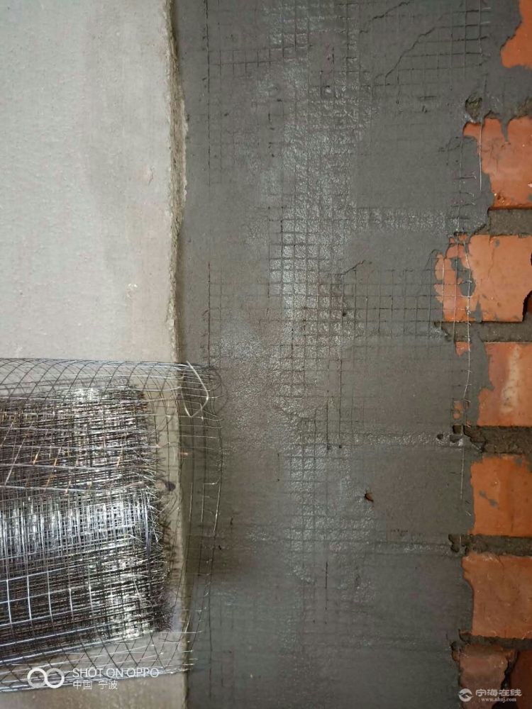 新老墙体粉刷交接处放钢丝网加固