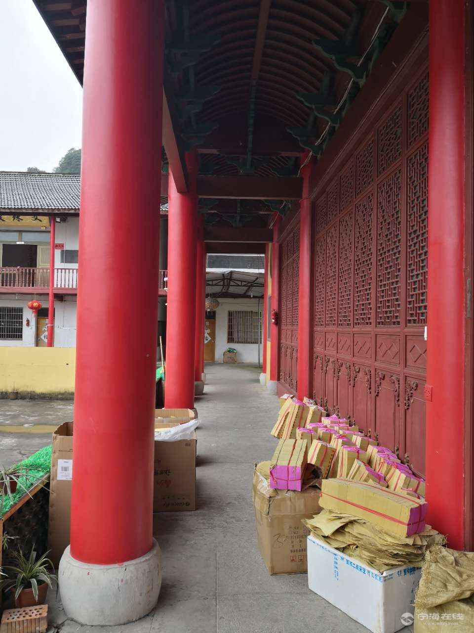 宁海县最穷寺院非黄坛慈云寺莫属,破碎的窗玻璃,用三合板修被的破烂