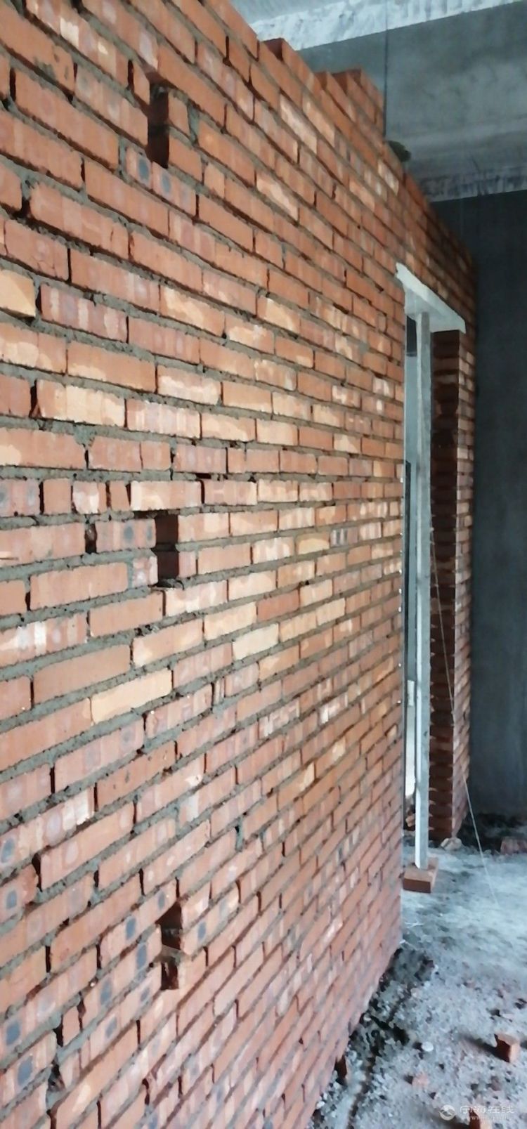师傅们干活很认真,墙砌的漂亮 墙与红砖墙顶面的交接处使用斜砌的方法