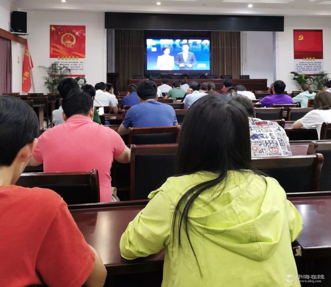 长街镇组织机关干部观看电视问政栏目