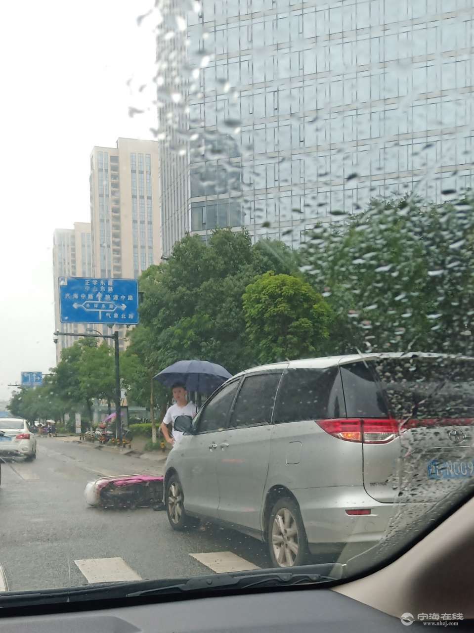 雨天路滑,大妈腿伤了