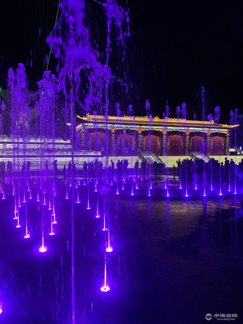 今晚上金财神谷好热闹人山人海锣鼓喧天