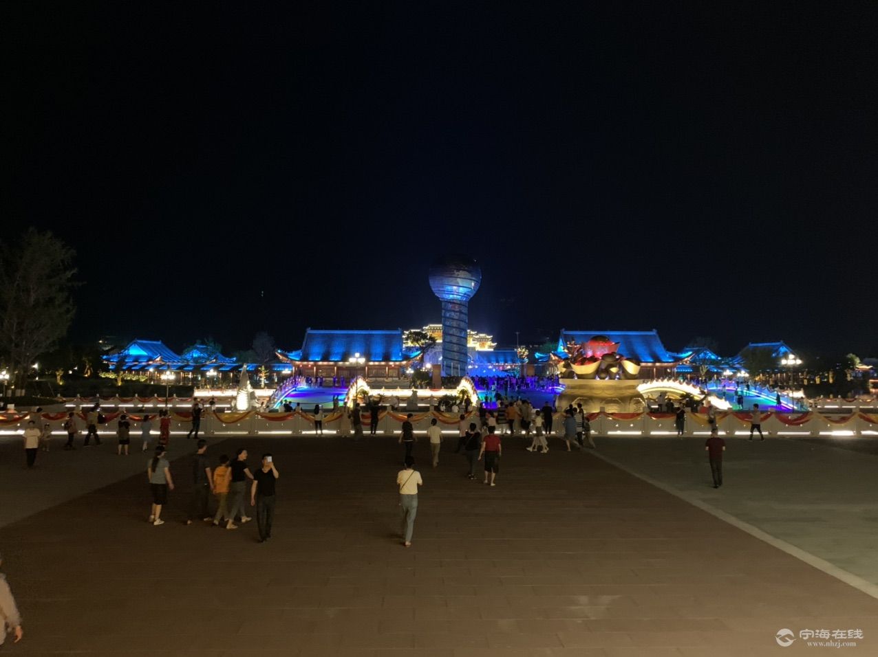 今晚上金财神谷好热闹人山人海锣鼓喧天