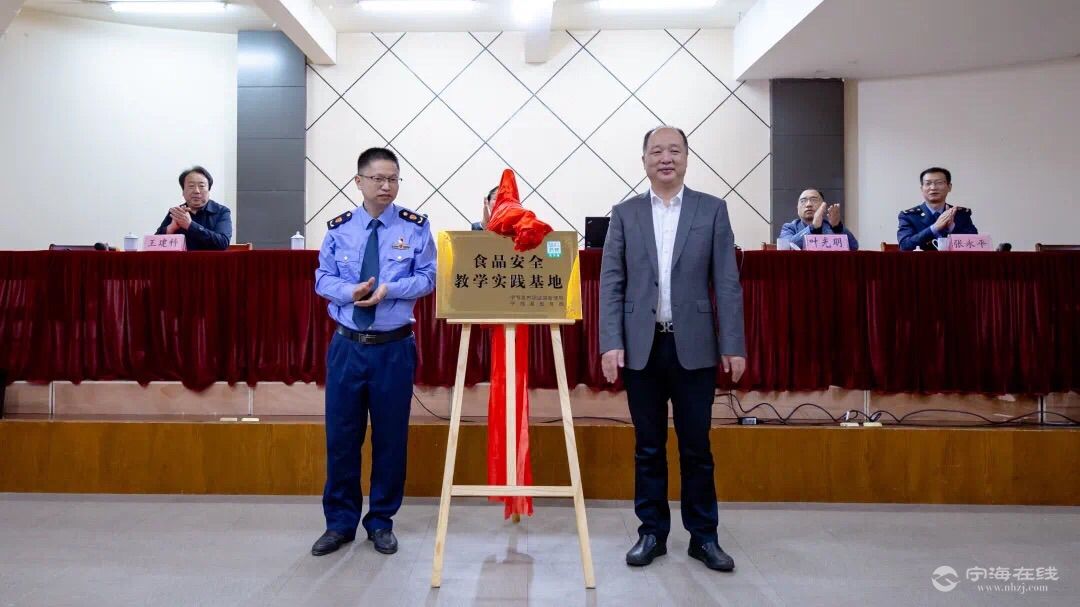 当天,来自宁波市市场监管局餐饮处的韩永华给厨师班的学生们上